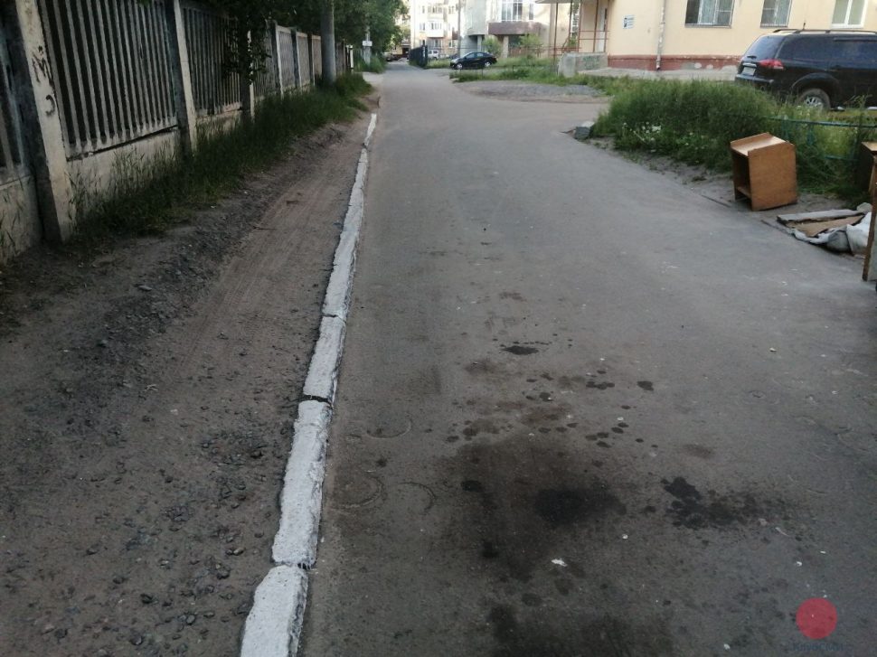 В Северодвинске мусорные бачки мешают проезду 