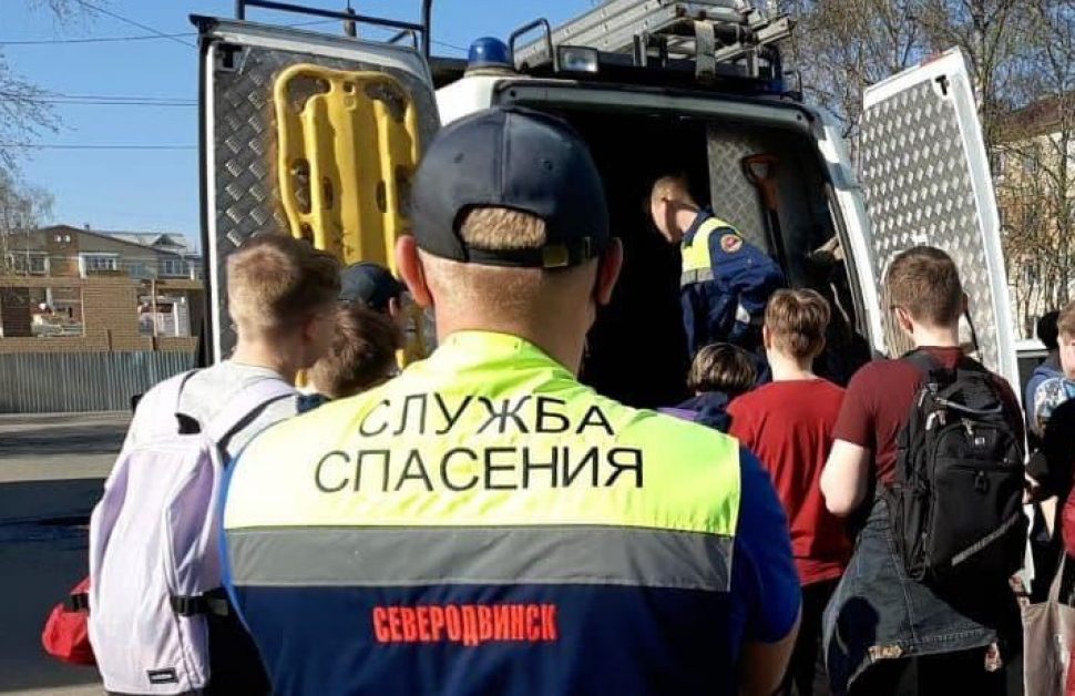 Северодвинские спасатели эвакуировали мужчину из леса