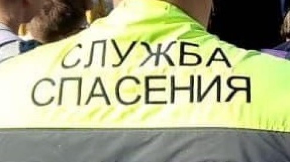 В Архангельске спасатели эвакуировали мальчика козырька подъезда