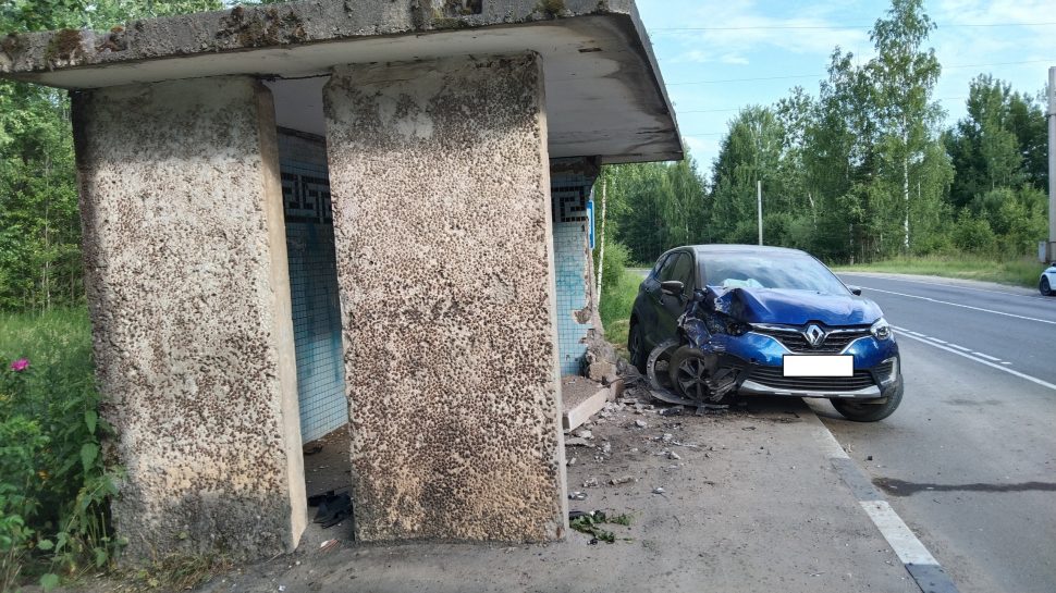 Под Котласом пьяный водитель кроссовера врезался в остановку