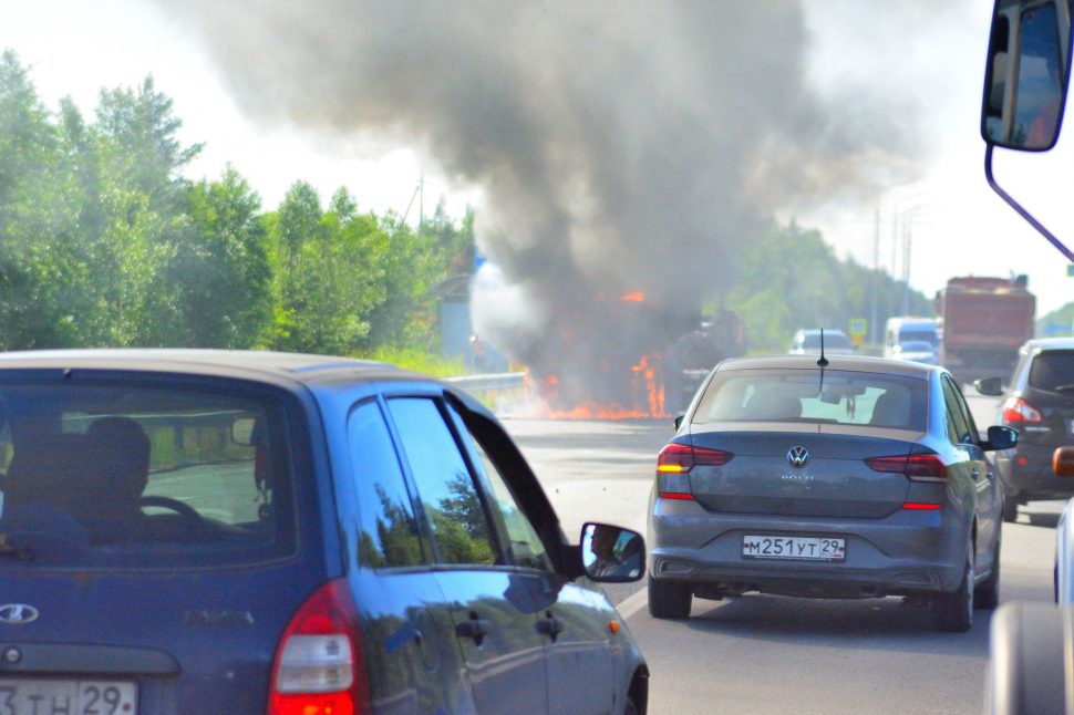 Под Северодвинском горел грузовик