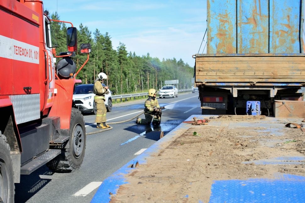 Под Северодвинском горел грузовик