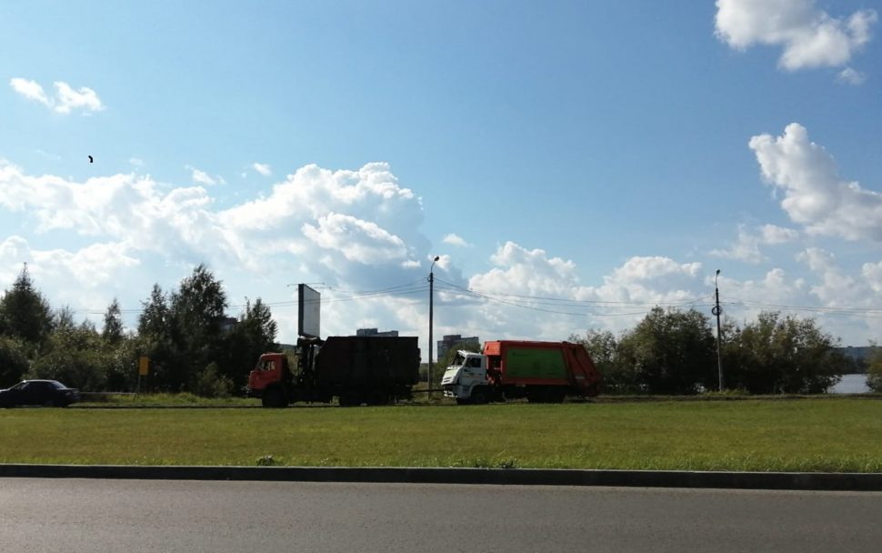 Мусоровоз опрокинулся в Северодвинске