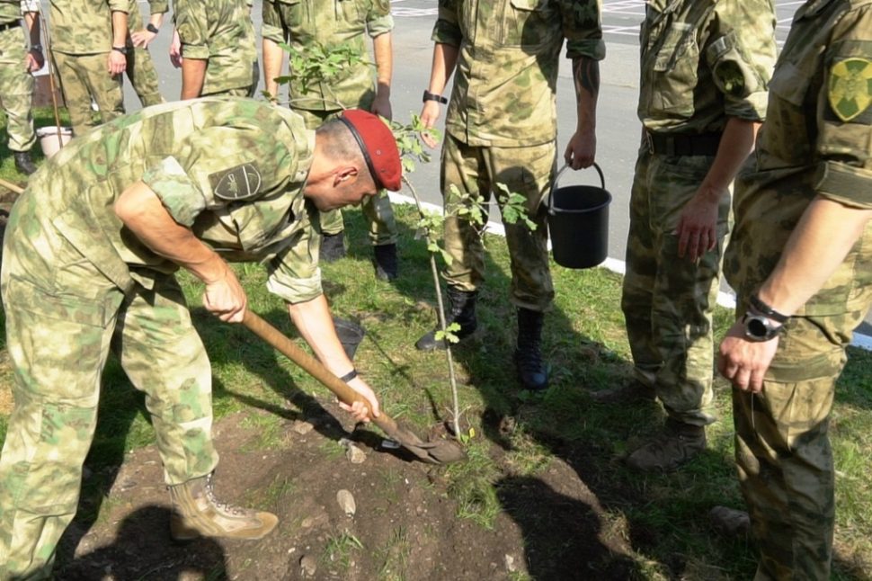 Росгвардейцы Архангельской области заложили дубово-берëзовую аллею 