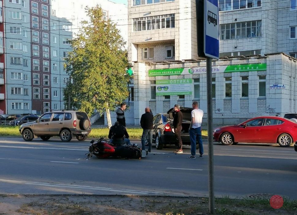 В Северодвинске иномарка столкнулась с мотоциклом