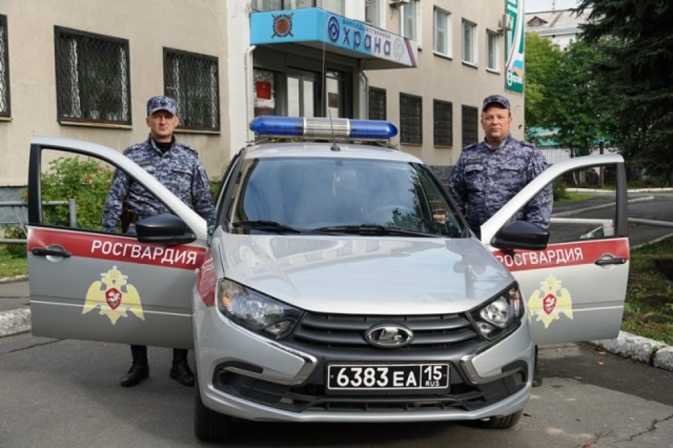 В Архангельске наряд Росгвардии первым заметил возгорание дома и помог при его тушении