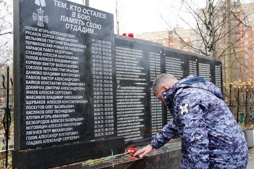 Росгвардейцы Архангельской области почтили память погибшего 15 лет назад офицера СОБР