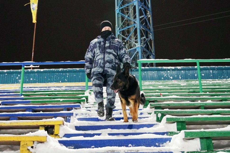 Росгвардейцы приняли участие в обеспечении безопасности матча Чемпионата России по хоккею с мячом в Архангельске 