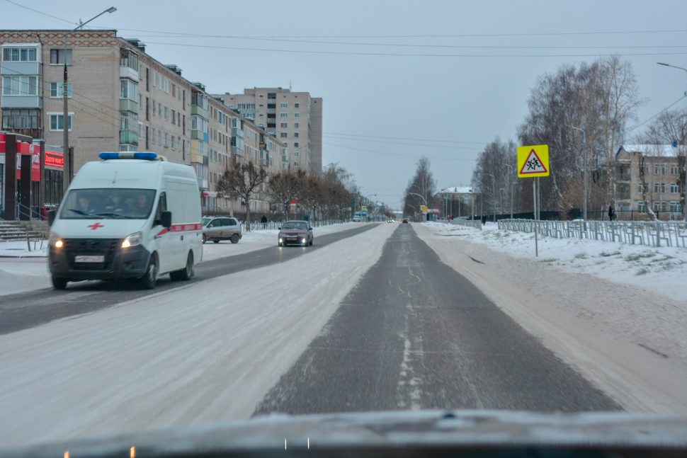 Дорога не посыпана песком, машина жутко скользит в поворотах