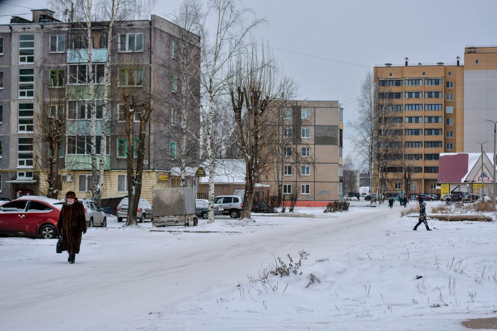 Людей на улицах на удивление много, много детей с мамочками