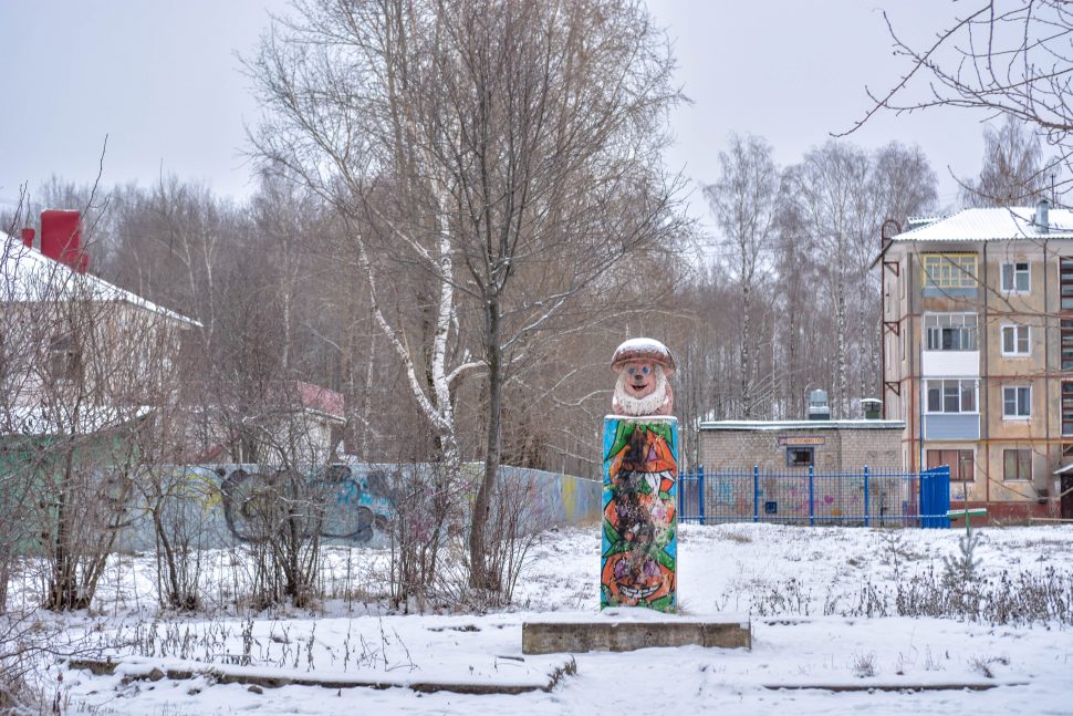 Скульптура в одном из дворов Коряжмы, мимо проехать невозможно – ярко