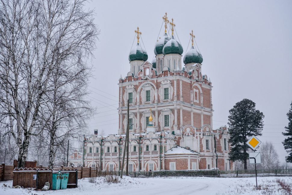 Сразу заприметил основные церковные комплексы