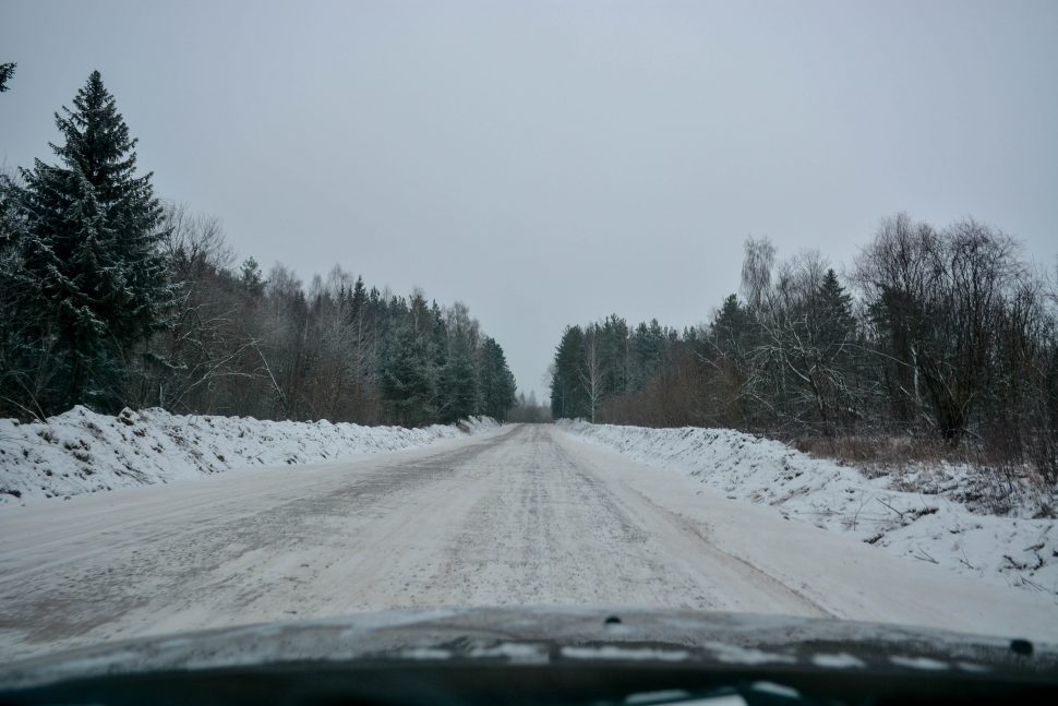 Грунтовка от переправы к Сольвычегодску, продолжение пути. Даже лес немного изменился.