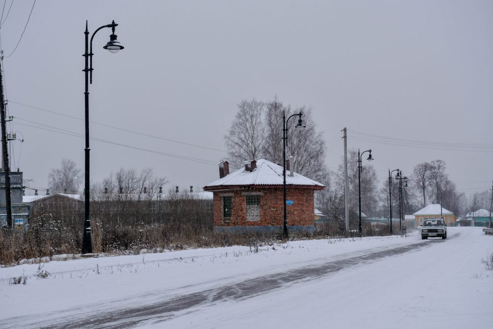 Аллея из интересных фонарей освещает дорожку