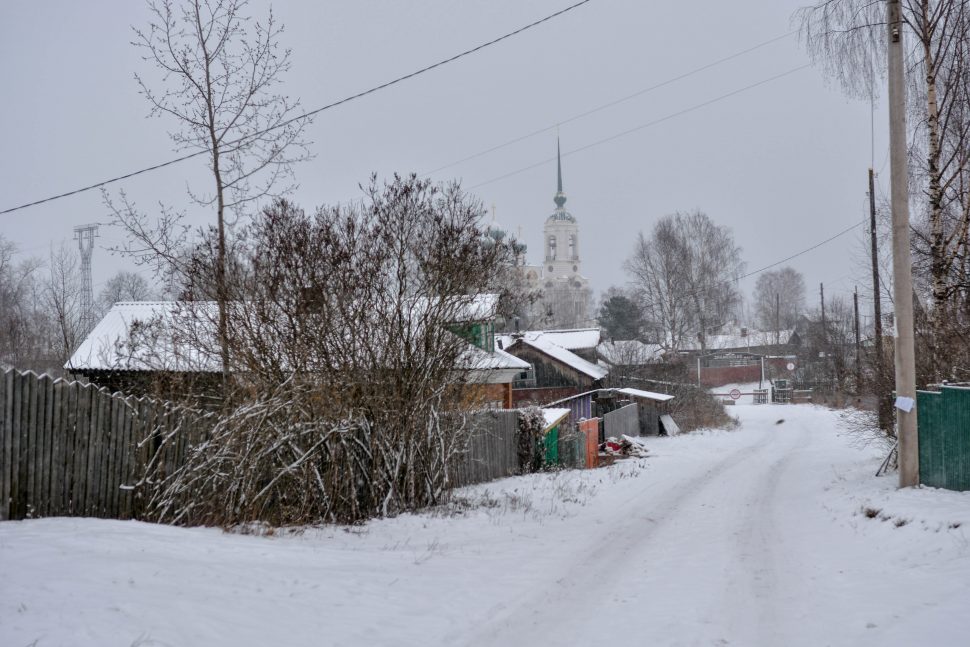 Даже с самых отдаленных участков города виден шпиль Благовещенского собора, с которым резко контрастирует и конкурирует по высоте мачта электропередач