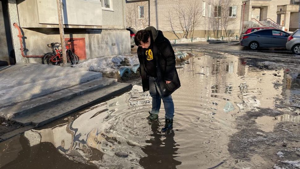 Лужи в Северодвинске после оттепели стали глубже