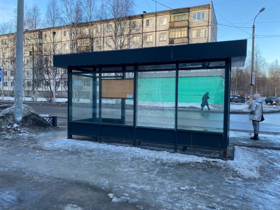 В Северодвинске неизвестные разбили стекло на новой остановке