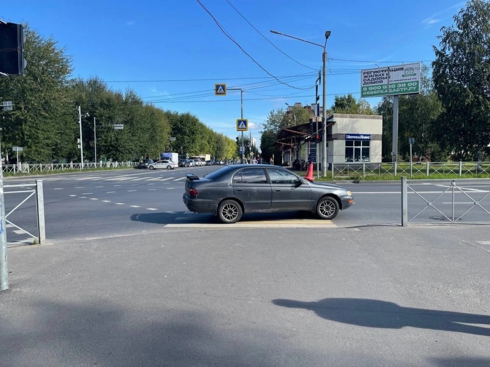 В Северодвинск иномарка сбила женщину, переходившую дорогу на красный свет