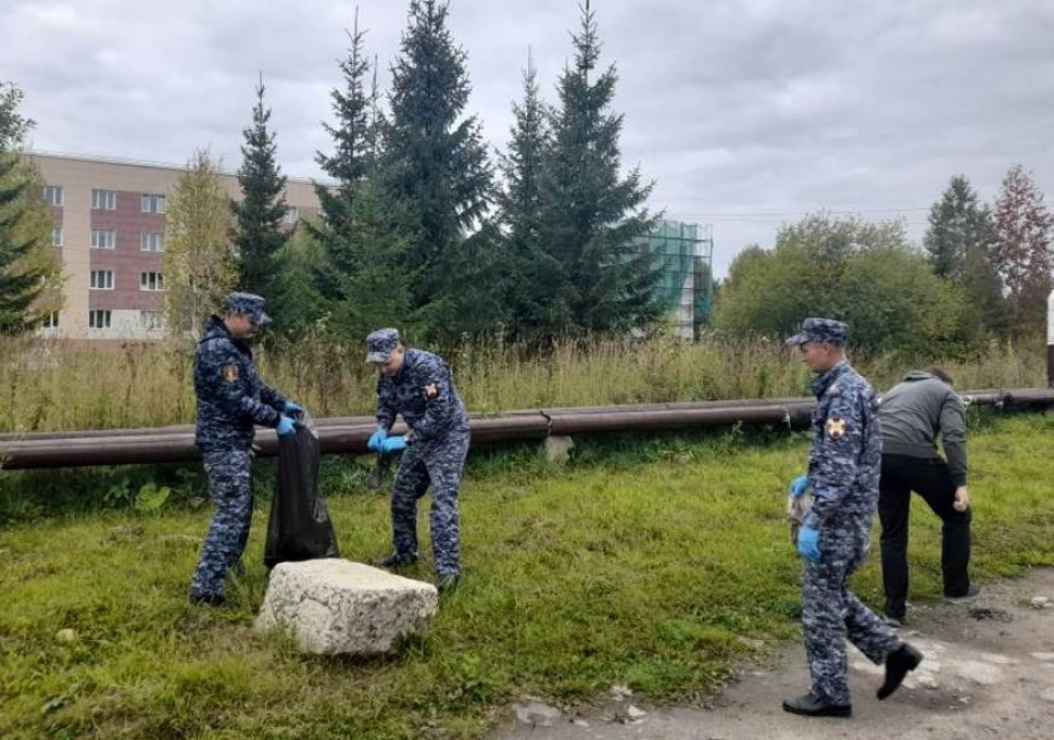 В Архангельской области сотрудники Росгвардии приняли участие во Всероссийском экологическом субботнике