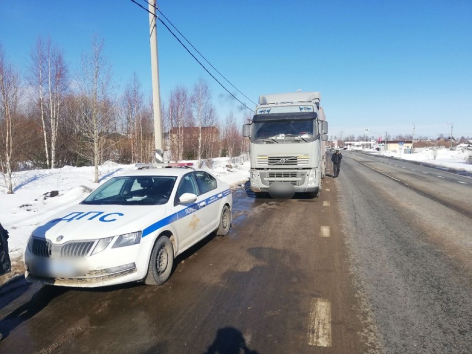 Бесправный водитель ездил на тягаче на федеральной трассе