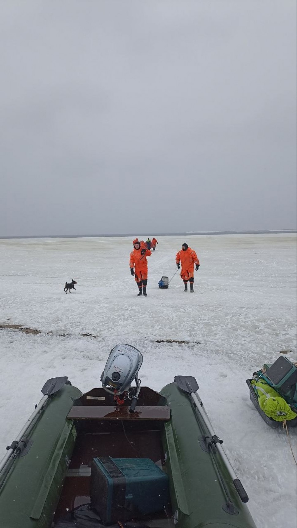 В Северодвинске рыбаков на льдине унесло в открытое море