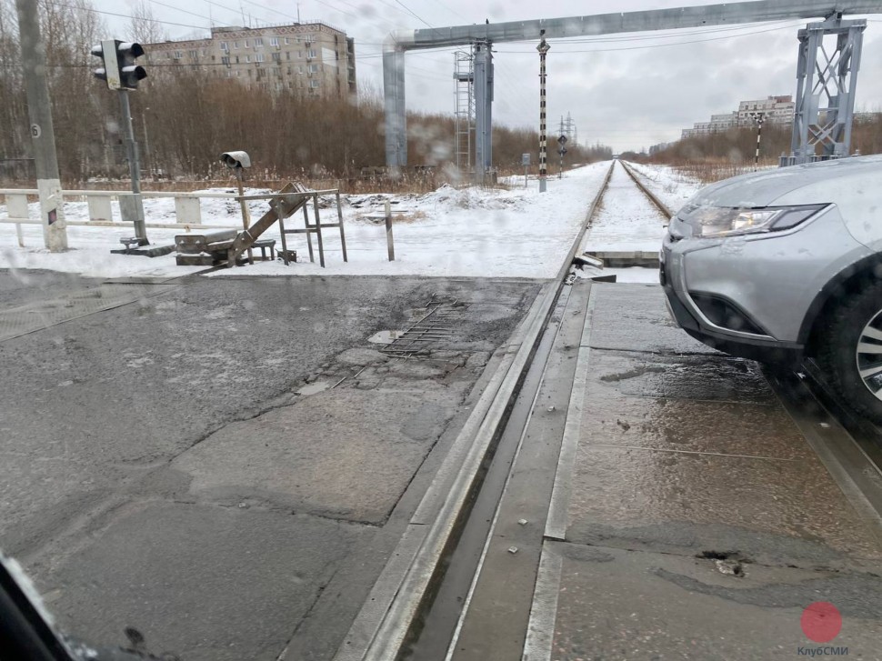 В Северодвинске ж/д переезд тормозит движение транспорта