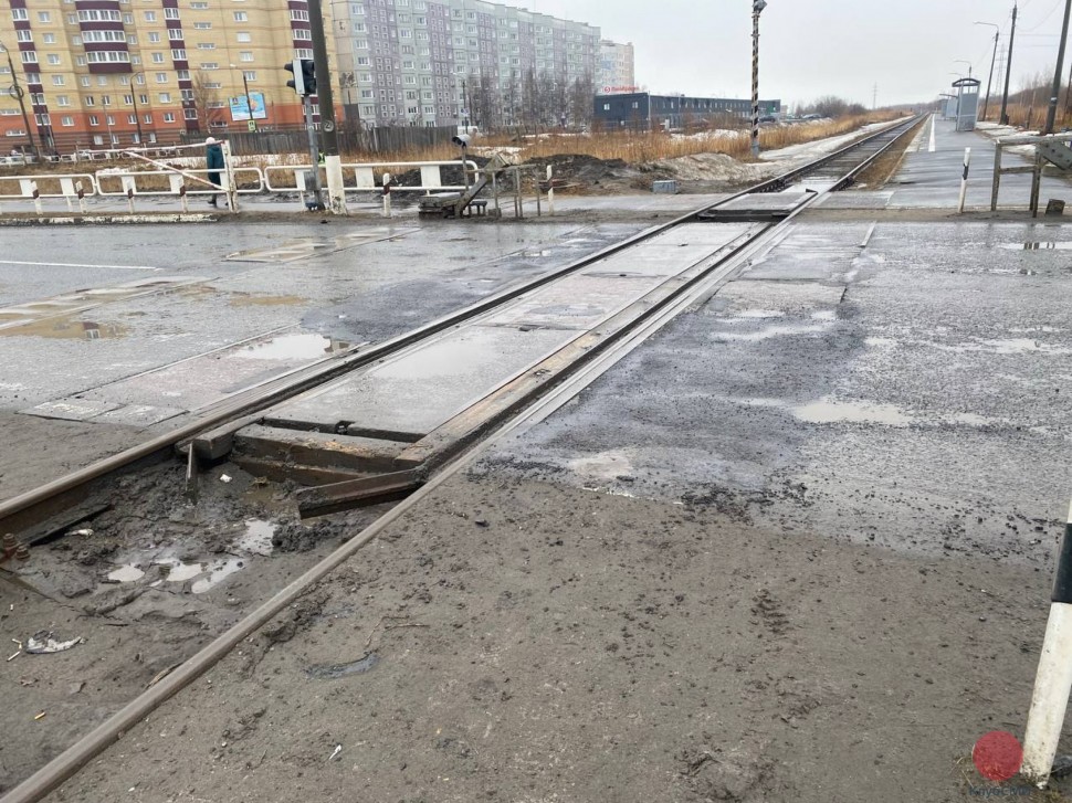 На Морском проспекте Северодвинска заделали ямы возле ж/д переезде