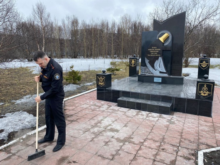 В преддверии 79-й годовщины Победы в Великой Отечественной войне  военные следователи Северного флота провели работы  по благоустройству воинских мемориалов 