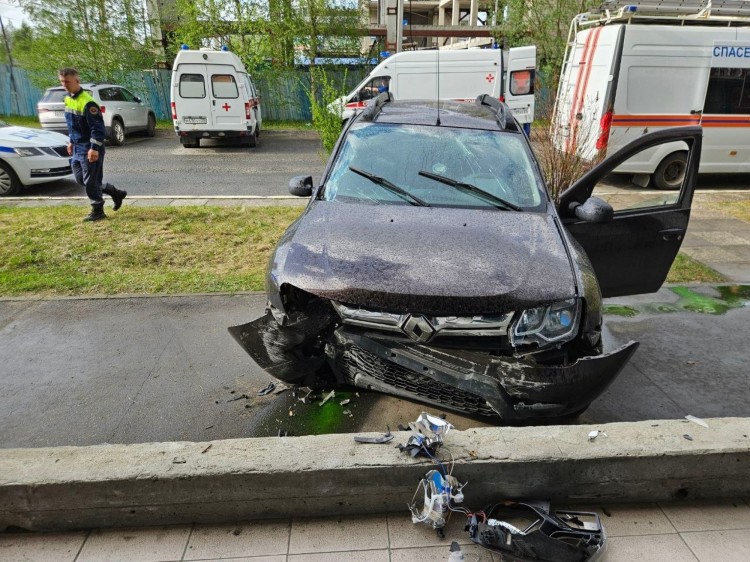 В Северодвинске внедорожник врезался в жилой дом