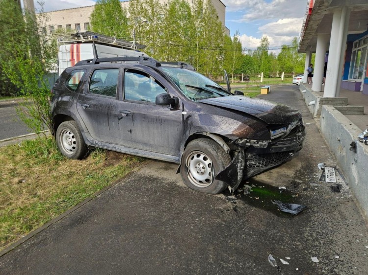 В Северодвинске внедорожник врезался в жилой дом