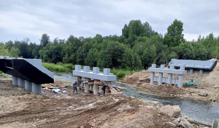 В Плесецком округе модернизируют мост через реку