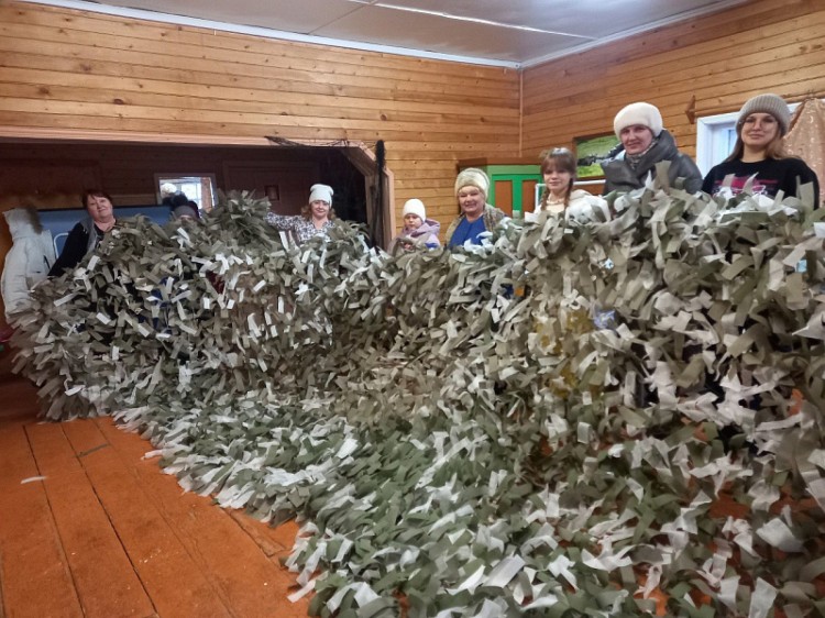 На новогодних каникулах активисты сплели новую партию маскировочных сетей