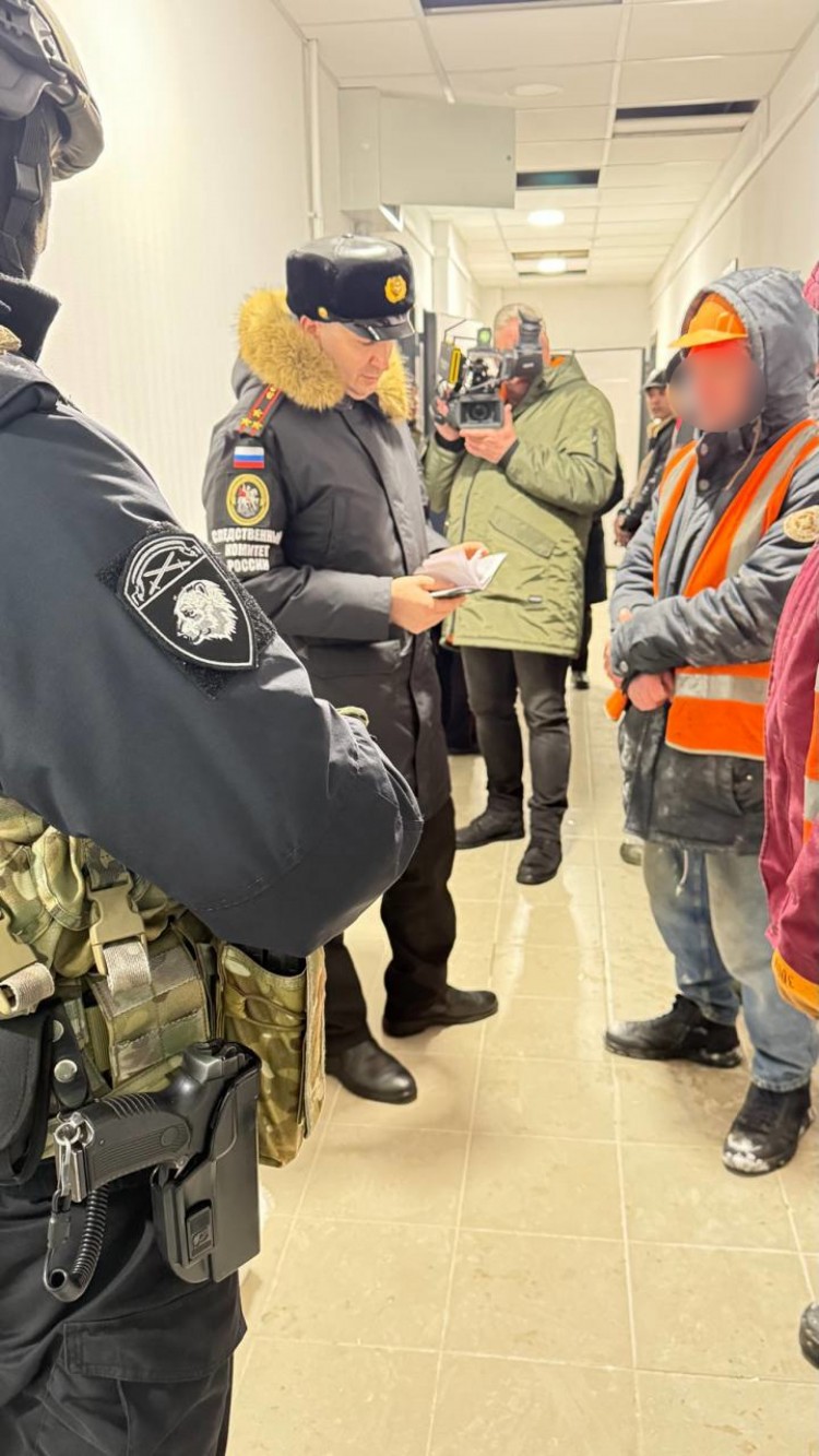 Военные следователи выявили нарушителей законодательства в сфере миграции и воинского учета на стройке в городе Мурманске