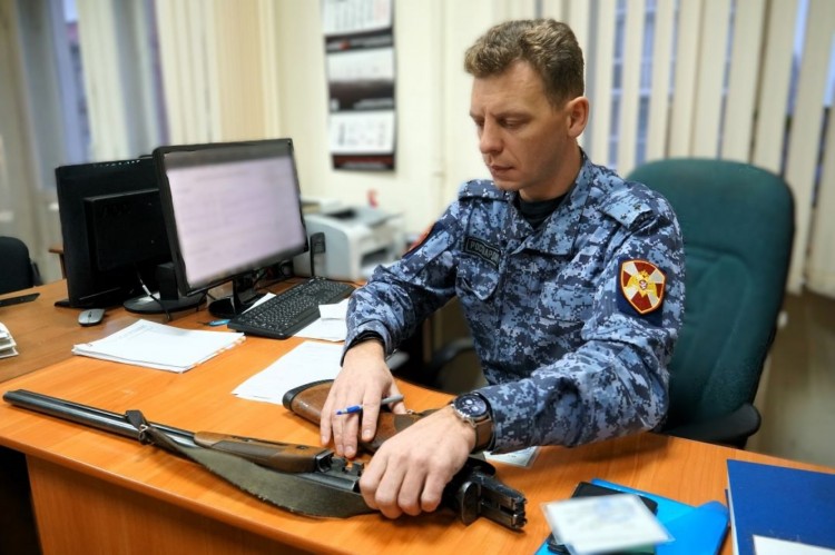 Участники СВО благодарят сотрудников Росгвардии и жителей области за переданные ружья