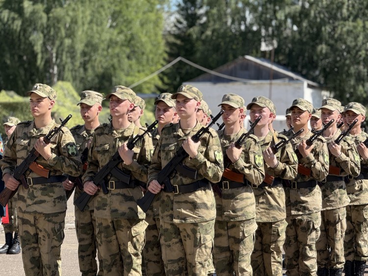 В Сыктывкаре призывники приняли присягу в воинской части Росгвардии