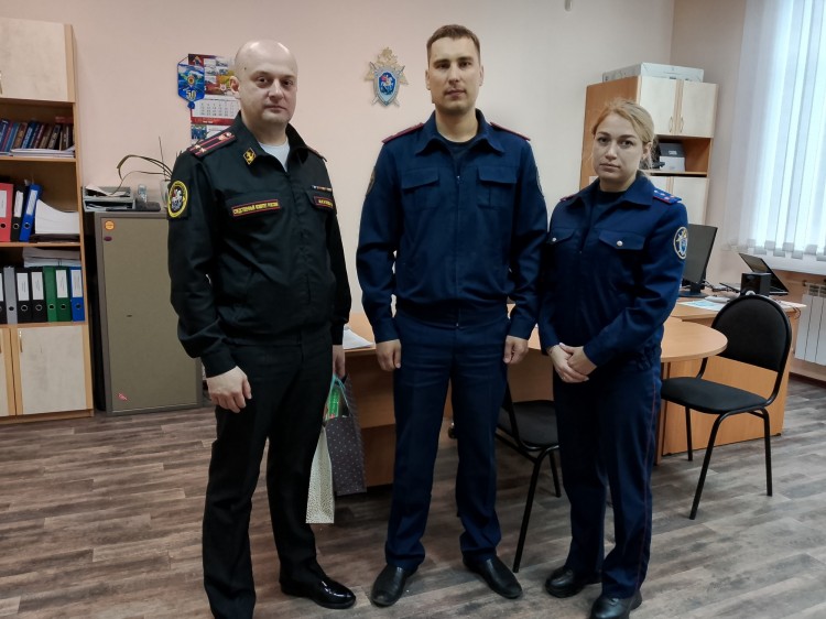 Сотрудники военного следственного отдела по Гаджиевскому гарнизону поздравили коллег из следственного отдела Гаджиево с профессиональным праздником  