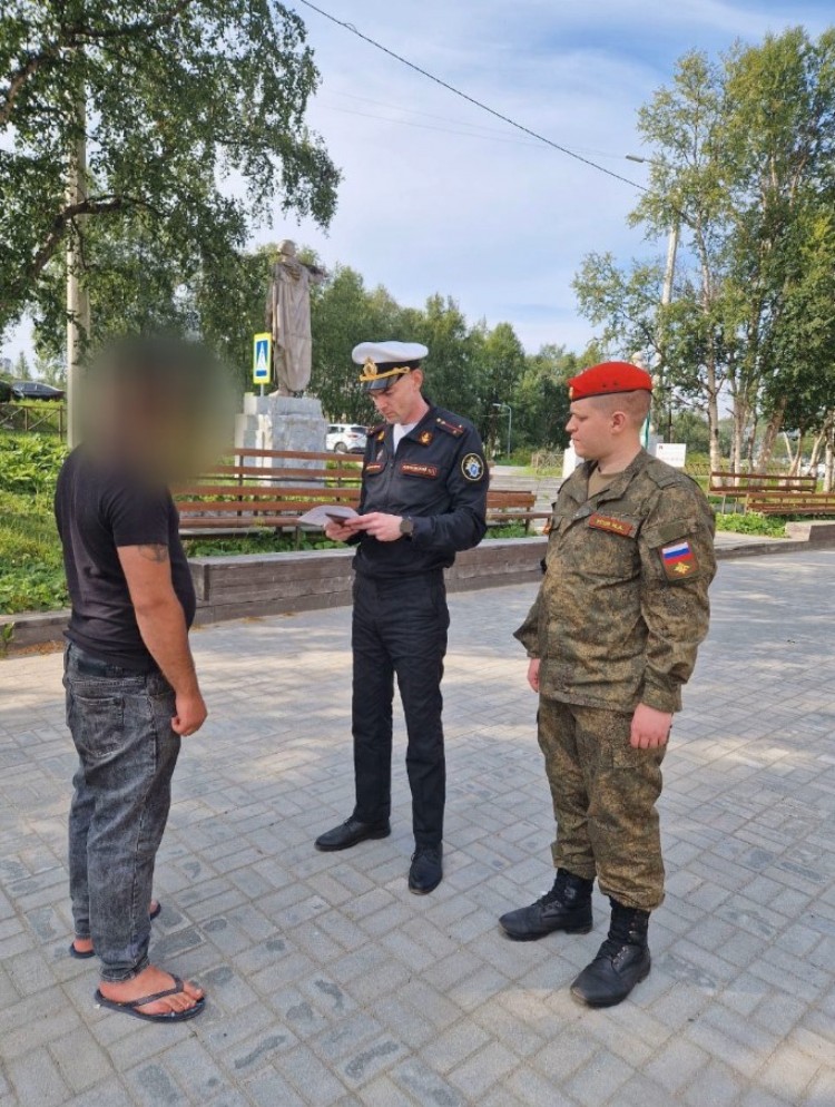 В Печенге проведен рейд по выявлению натурализованных граждан, не вставших на воинский учет