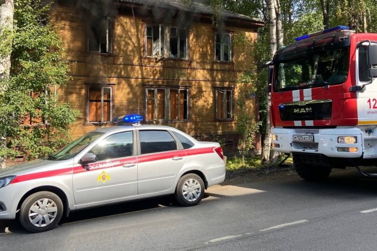 Росгвардейцы Архангельска обеспечили общественный порядок во время тушения пожара
