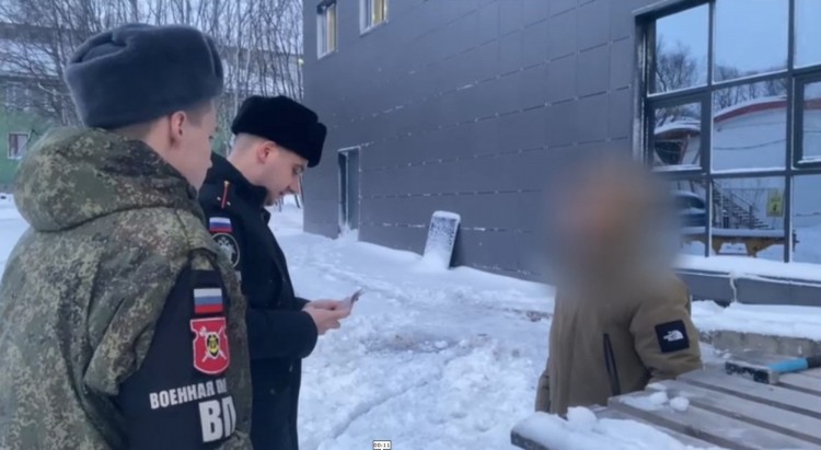 В Мурманске провели рейд по выявлению мигрантов, не вставших на воинский учет