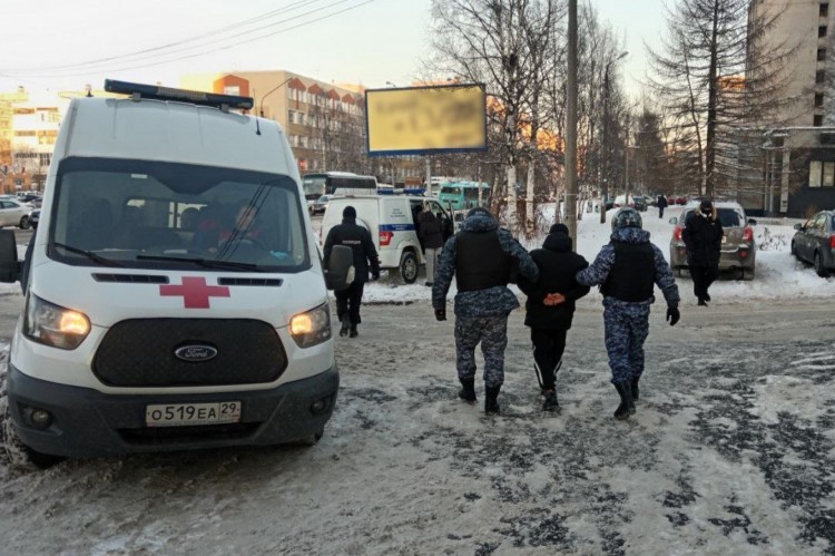 Агрессивный пациент напал на медиков с кинжалом 