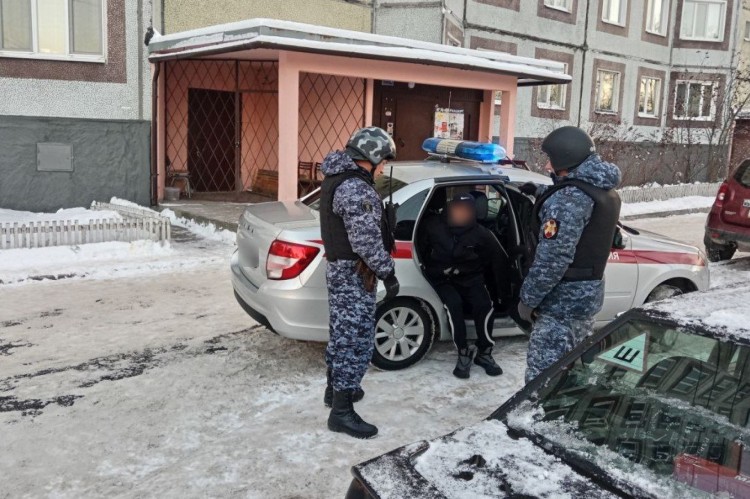 Агрессивный пациент напал на медиков с кинжалом 
