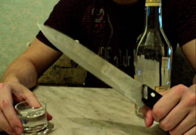 Житель Северодвинска пытался задушить соседа и зарезать его ножом