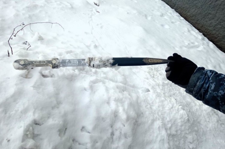 Агрессивный пациент напал на медиков с кинжалом 