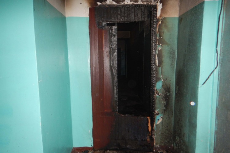 В Новодвинске молодая девушка выпила и подожгла подъезд