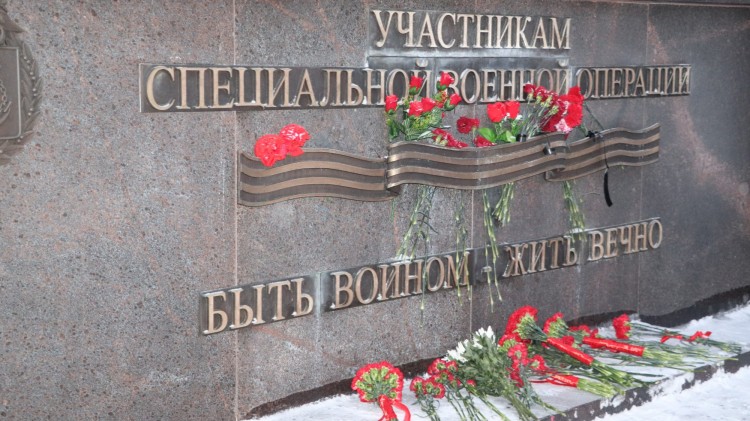 Офицеры военного следственного управления СК России по Северному флоту почтили память героев в День Героев Отечества