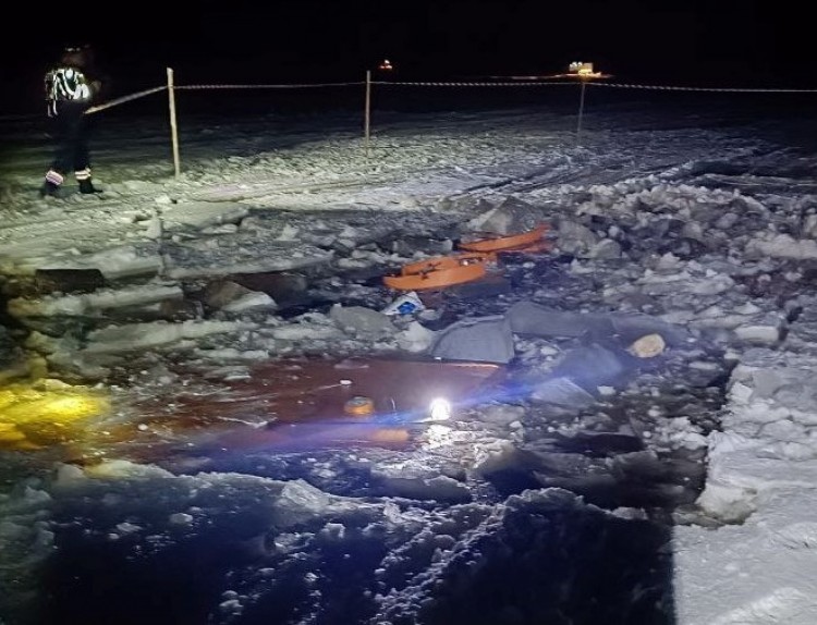 Бензовоз провалился под лед в Мезенском округе