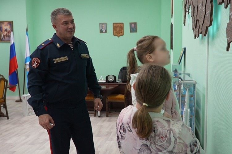 Начальник Управления Росгвардии по Архангельской области исполнил роль «Деда Мороза специального назначения»