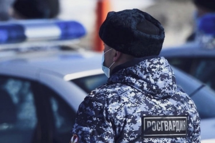 В Коряжме сотрудники Росгвардии оказали помощь лежащему на дороге мужчине