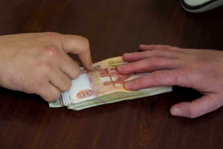 Супруги из Нарьян-Мара передали почти полмиллиона рублей, чтобы спасти сына от тюрьмы