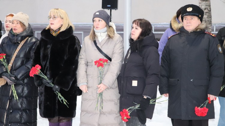 Офицеры военного следственного управления СК России по Северному флоту почтили память героев в День Героев Отечества